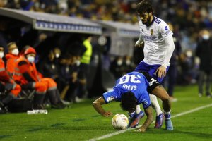 Samú, que parece no ser el mismo de antes, se resbala en La Romareda.