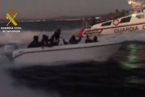 Foto de archivo de una intervención de la Guardia Civil para interceptar una patera en Almería.
