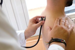 Un médico atiende a un paciente en un hospital andaluz.