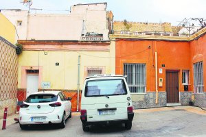La pequeña Plaza de Borja, en el corazón de la Almedina, convertida actualmente en un aparcamiento.