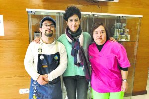 Lola Rodríguez, coordinadora de la Asociación Down Almería junto a Álvaro y Isabel María, dos de los casi 300 socios de la entidad.
