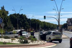 Los agentes de la Policía Local atienden al herido.