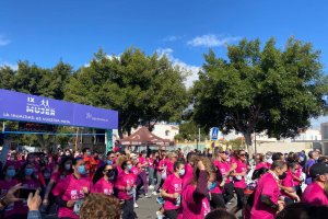 Las calles de Almería se llenan de color rosa para reivindicar la igualdad.