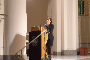 Lola González en el ambón de San Antonio pregonando al Encuentro