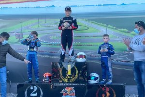 El joven piloto roquetero en el podio.