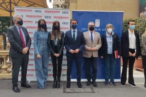 Foto de familia de las protagonistas y los organizadores antes del comienzo de la jornada.