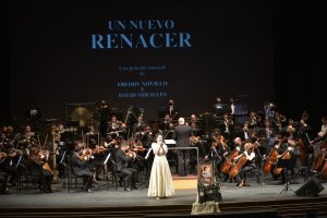 La cantante Cris de la Osa, en una de sus intervenciones dando voz y vida a Concha Robles.