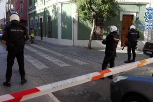 La Policía Nacional acordonó la zona tras la detención del individuo.