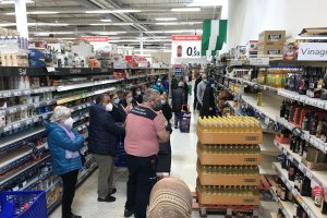 Un empleado de Carrefour repone aceite de girasol en las estanterías.