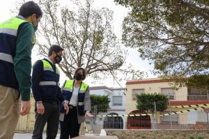 El alcalde de El Ejido y responsables de Obras Públicas junto a uno de los nuevos bancos.