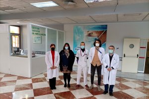 José Carlos Fernández y Rafa Montoya junto a responsables del Hospital de Poniente.