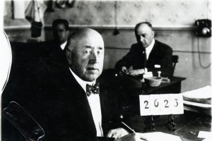 Antonio González Egea en su despacho de la Casa de Banca González.