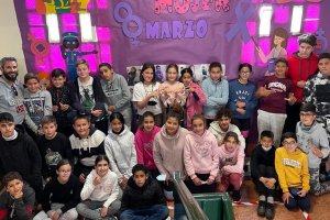 La clase de 6º de Primaria del colegio La Atalaya que ha recitado el poema de Elvira Sastre con su tutor, Javi Muñoz.
