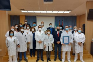 Profesionales sanitarios en la entrega del distintivo.