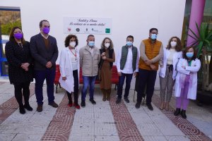 Responsables en la inauguración del Banco Rojo en el Centro de Salud de la localidad.