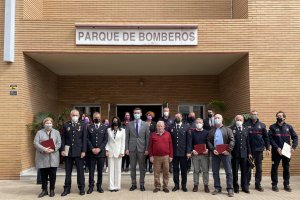 Foto de familia  de autoridades, mandos y miembros de los bomberos homenajeados durante la celebración de San Juan de Dios
