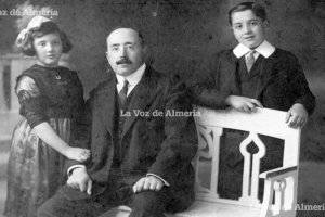 Antonio González Egea posando junto a sus dos hijos: José y Carmen González Montoya.