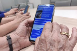 Foto de archivo de una persona mayor con un móvil.