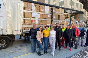 Marta junto a otros voluntarios con el trailer recaudado por los vecinos.