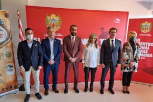 Foto de familia en el palco de autoridades del Mediterráneo.
