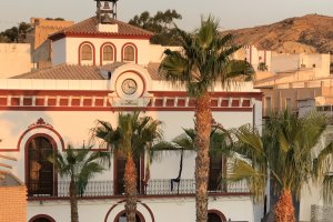 Fachada del ayuntamiento cuevano.