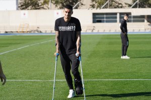 El central Chumi en muletas antes de pasar por el quirófano.