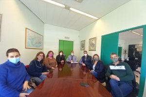 El delegado se reunió ayer con el alcalde y con padres de alumnos de Viator.