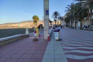 Imagen de las labores de pintura en el paseo marítimo