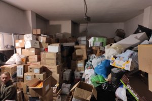 Cajas amontonadas en uno de los garajes cedidos a la comunidad ucraniana.