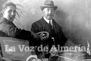 Antonio González Egea retratado en compañía de su hijo José.