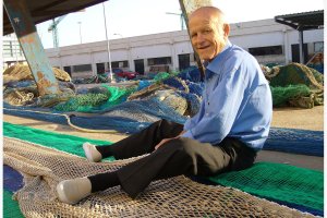 Manuel León Castillo entre las artes de pesca.