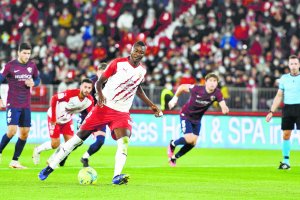 Umar Sadiq perdonando desde los once metros frente al Huesca.