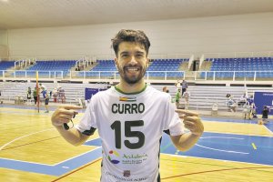 Curro Sáez posa para LA VOZ en un partido con Unicaja esta temporada.