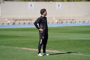 Rubi atento a los jugadores en el entrenamiento rojiblanco.