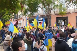 Imagen de la manifestación por la paz en Ucrania en la Puerta de Purchena.