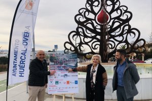 Los representantes de Huércal-Overa presentan el paso del vuelta ciclista por el municipio.