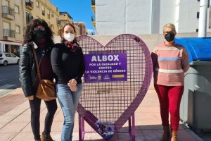 Representantes del Ayuntamiento y del CIM junto a uno de los \'corazones\'.