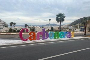 El nuevo cartel de letras gigantes ubicado en uno de los accesos más importantes de Carboneras.