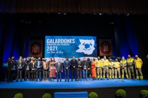 Foto de familia de todos los galardonados en el acto de Bomberos del Poniente.