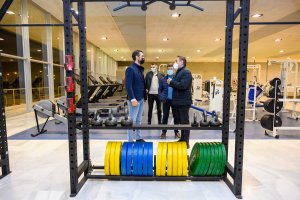 Visita al gimnasio puesto en marcha en El Toyo