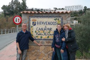 Zhanna y Polina posan junto al cartel de Canjáyar con Kevin.