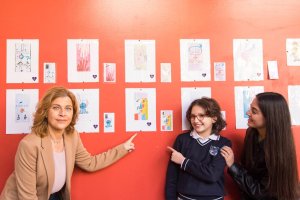 Una de las ganadoras, junto a Paola Laynez, Laura López y su diseño.