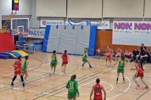 Las jugadoras rojillas firman un gran partido.