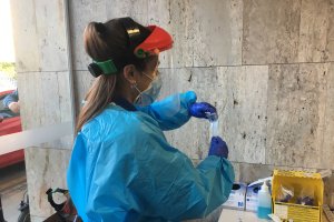 Una sanitaria prepara una PCR.