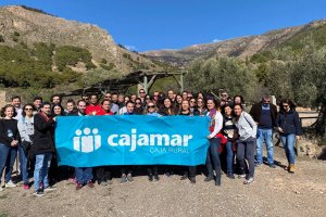 Grupo de empleados de Cajamar en el Parque de Castala.
