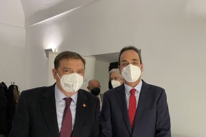 El ministro de Agricultura, Pesca y Alimentación, Luis Planas junto al presidente del Colegio de Ingenieros  Agrícolas de Almería, Fernando Paniagua