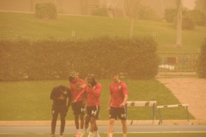 Sadiq se mira el pie antes del entrenamiento.