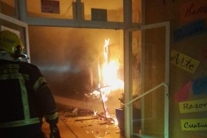 Imagen del incendio en el IES Mediterráneo el pasado domingo.