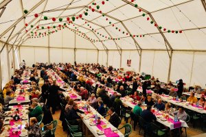 Foto de archivo de una comida organizada para los mayores en Benahadux.