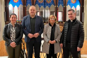 Los ediles junto a la pregonera y el cura párroco de Huércal-Overa.